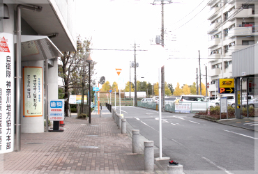 線路に向かって左手に当院があります。お車の方は受付にて駐車場入庫カードをお渡しします。一つ目の十字路を左折（一方通行）してください。